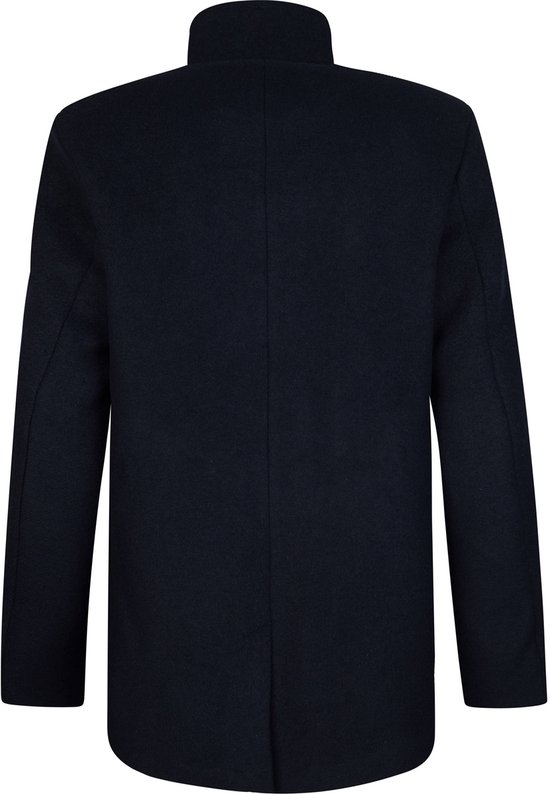 Rugzijde van een donkerblauwe wollen mantel met een staande kraag.