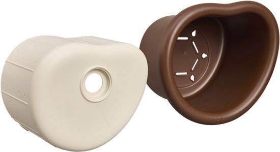 Een bruin vogelhuisje met opening en een crème deksel met gaatjes, apart van elkaar op witte achtergrond.