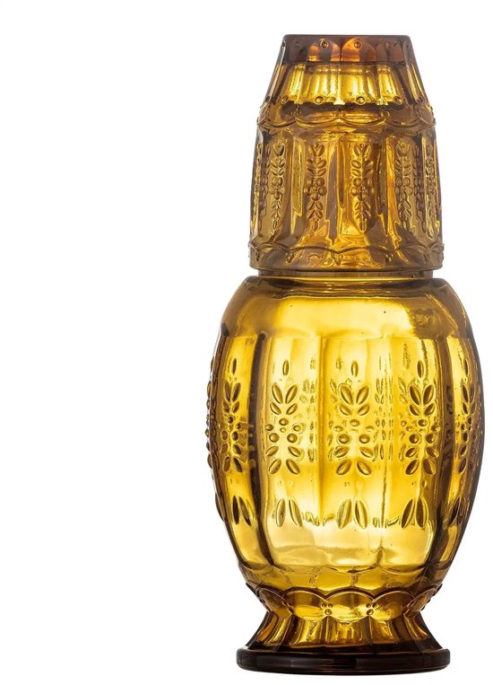 Amberkleurige glazen karaf met reliëfdecors, met een bijpassend glas erop.