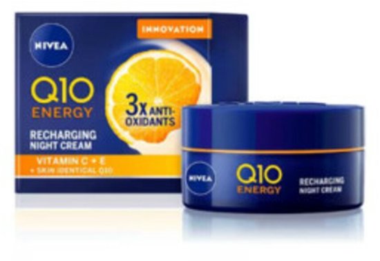 Nivea Q10 Energy nachtcrème in donkerblauwe pot met gele letters en een doos met een halve sinaasappel.
