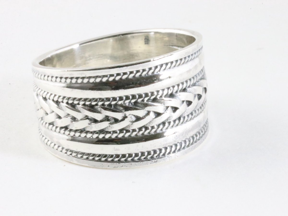 Brede zilveren ring met kabelpatronen - maat 21