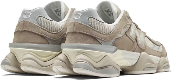 New Balance 9060 sneakers in beige en off-white met een dikke zool.