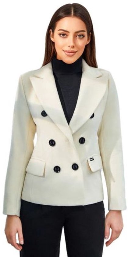 Crèmekleurige double-breasted blazer met zwarte knopen en klepzakken, gedragen door een vrouw.