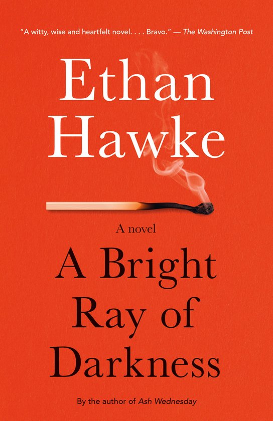 Boekomslag voor 'A Bright Ray of Darkness' van Ethan Hawke, met brandende lucifer op een rode achtergrond.