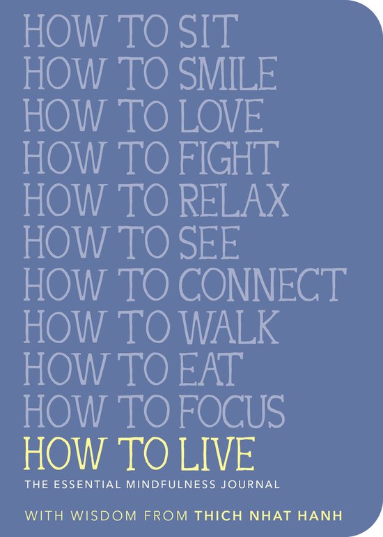 Boek 'How To Live: The Essential Mindfulness Journal' met teksten als 'How To Sit', 'How To Smile', 'How To Love', 'How To Live' in grijze en gele letters op een blauwgrijze achtergrond.