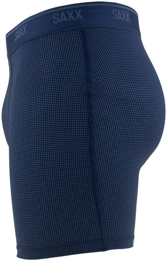 Zijaanzicht van een donkerblauwe SAXX boxershort met ruitjespatroon en een SAXX-band.