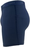 Zijaanzicht van een donkerblauwe SAXX boxershort met ruitjespatroon en een SAXX-band.