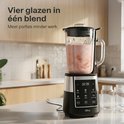 Zwarte en zilveren blender met roze smoothie in de kan, met drie lege glazen ernaast.