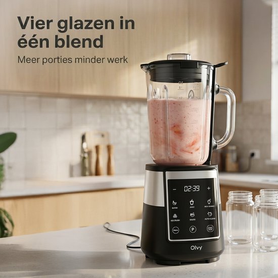 Zwarte en zilveren blender met roze smoothie in de kan, met drie lege glazen ernaast.