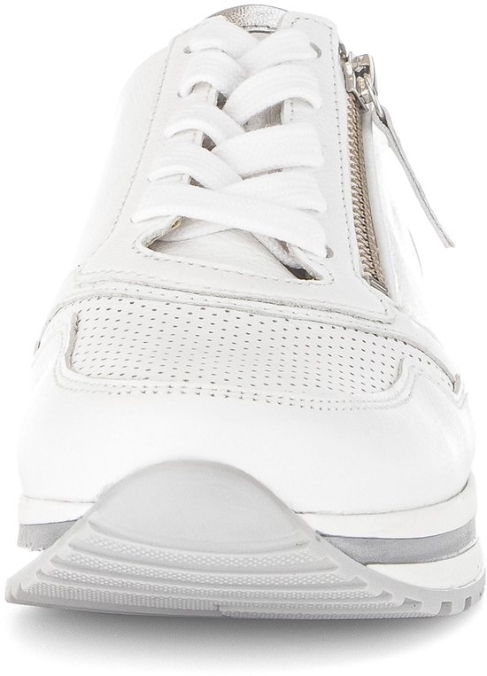 Voorkant van een witte Gabor sneaker met zilveren details, ritssluiting en plateauzool.