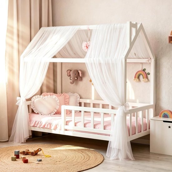 Wit kinderbed in huisvorm met witte hemelgordijnen, roze beddengoed en knuffels.