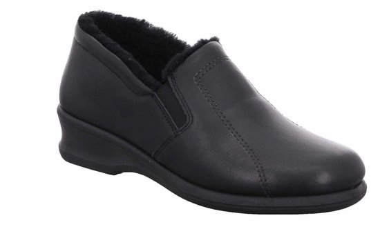 Zwarte leren pantoffel met zwarte vachtrand, van de zijkant gezien.