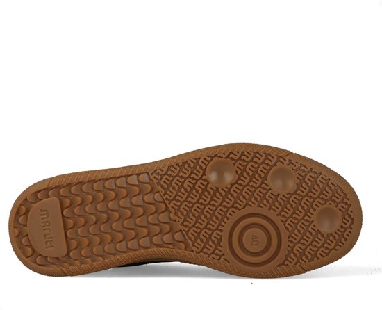 Onderkant van een zwarte sneaker met bruine zool met Maruti logo patroon.
