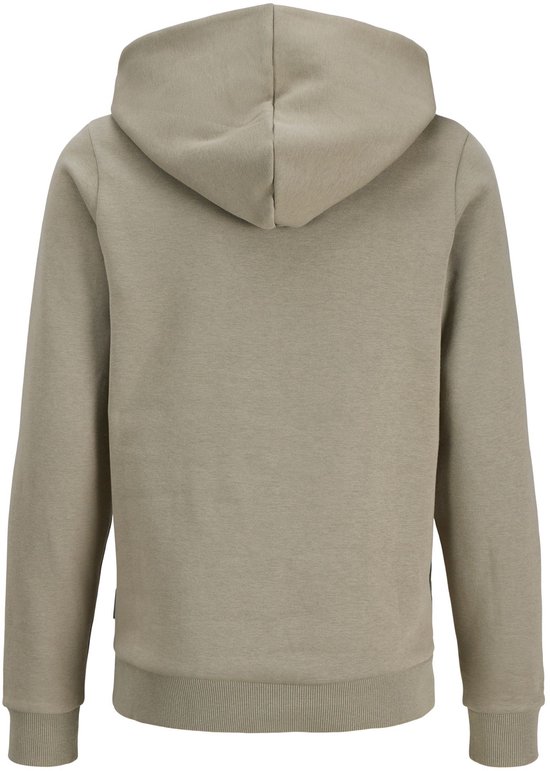 Achterkant van een olijfgroene hoodie met capuchon, lange mouwen en een elastische zoom.