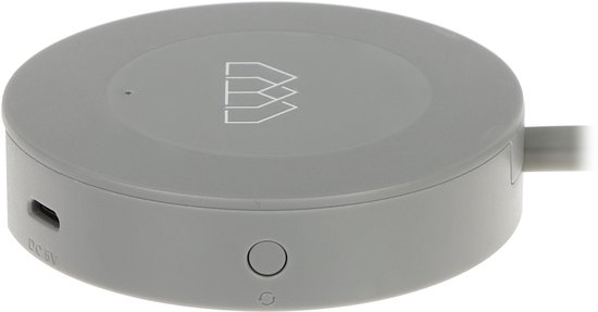 Grijze ronde dongle met een wit huislogo, micro-USB poort en een enkele knop.