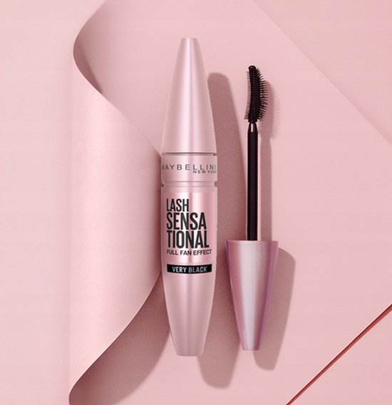 Roze mascara verpakking met deksel en kwastje op een roze lint.