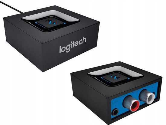 Twee zwarte adapters met blauw verlicht Bluetooth-logo. Eén met zilveren RCA-uitgangen, de andere met Logitech-logo.