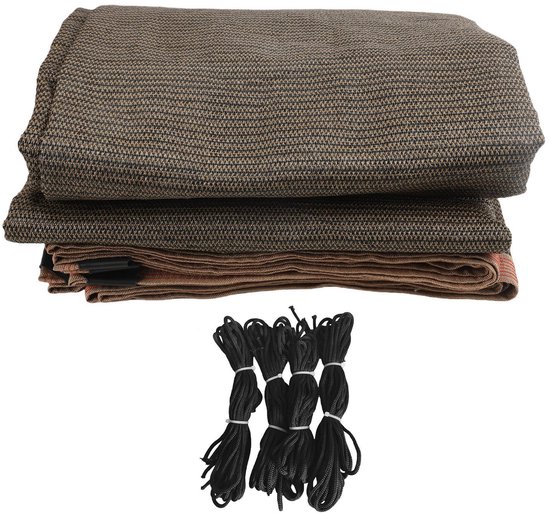 Gevouwen schaduwdoek van bruin gaas met touwen.