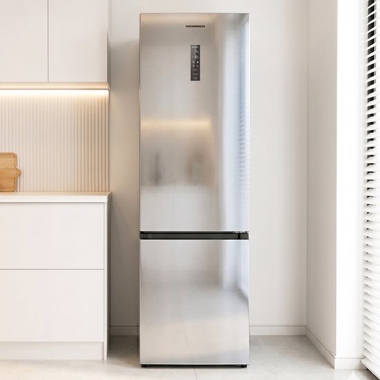 Zilverkleurige Heinner koel-vriescombinatie met touchbediening en LED-display.