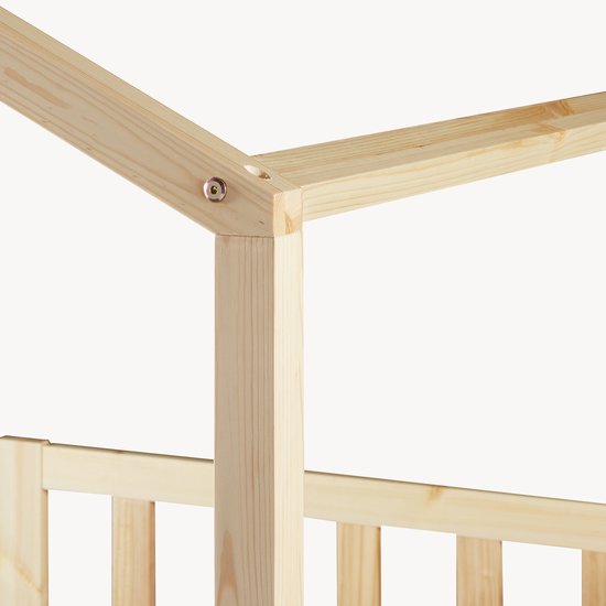 Gros plan sur la connexion en bois d'un lit maison avec vis.
