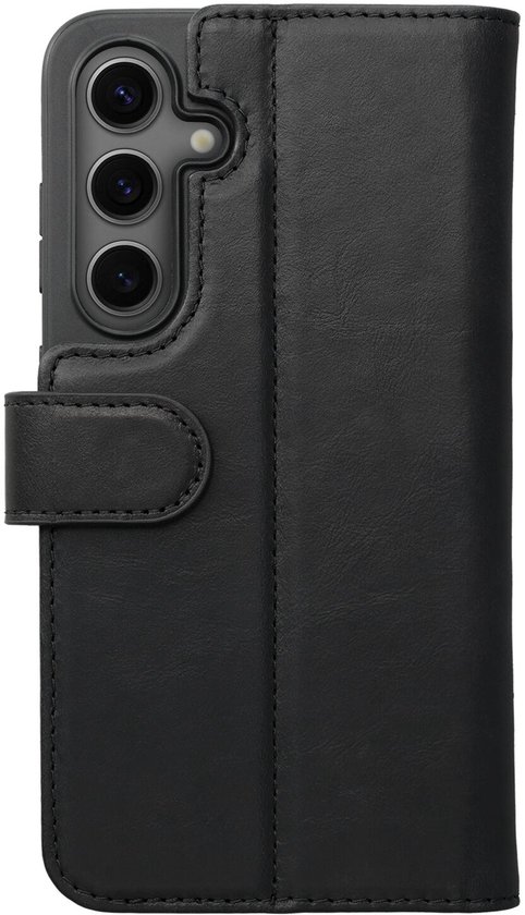 Zwarte lederen book case met magneetsluiting en uitsparing voor telefooncamera.