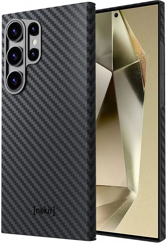 Zwarte carbon fiber hoesje met Samsung Galaxy S24 Ultra, camera gedeelte zichtbaar.