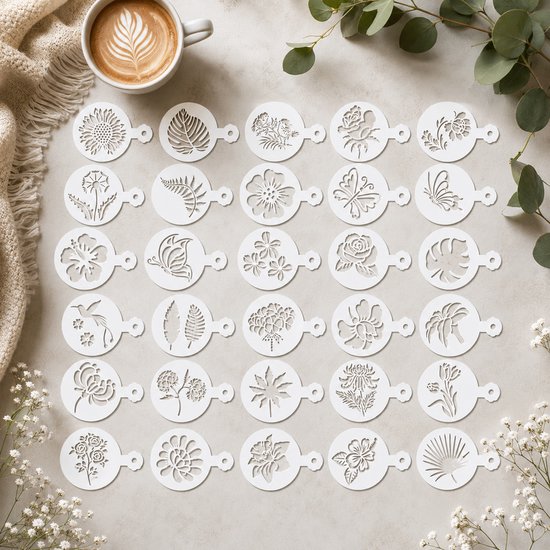Witte herbruikbare sjablonen met 30 diverse bloem-, blad- en insectenmotieven, naast een cappuccino.