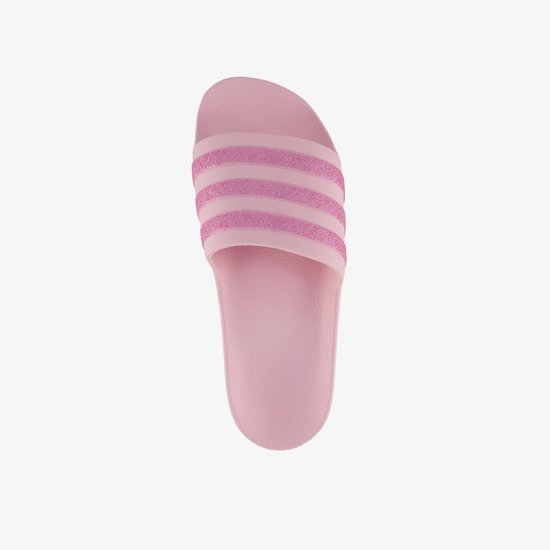 Roze Adidas slipper van bovenaf gezien, met glitter strepen.