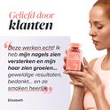 Vrouw die een fles Novomins veganistische collageen gummies vasthoudt. "Geliefd door klanten" met een klantbeoordeling.
