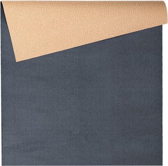 Antracietkleurige badmat die is opgerold, met een beige geribbelde onderkant.