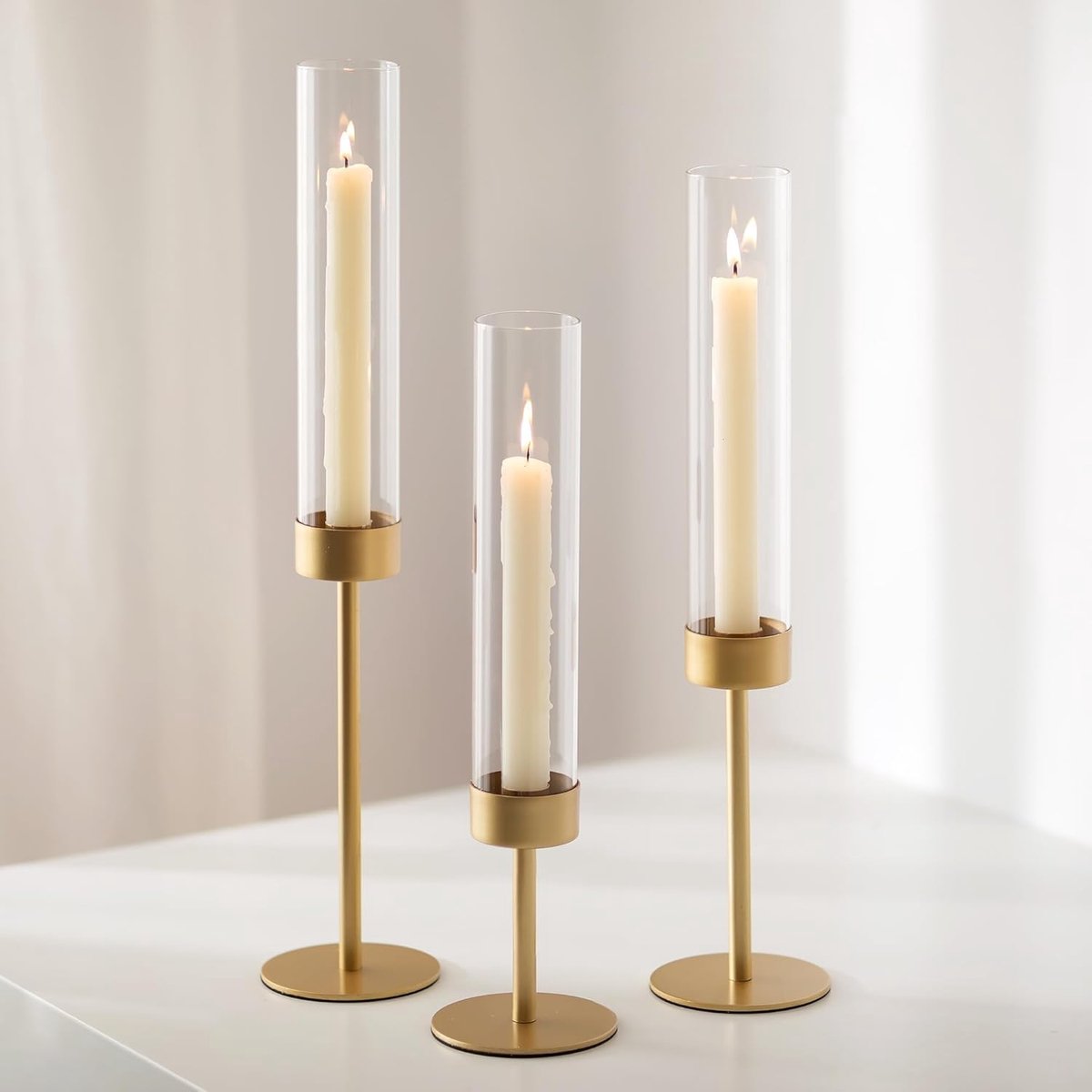 Thijox - Set van 3 Gouden Kaarsenhouders voor Staafkaarsen met Glazen Cilinder - Kandelaar van Metaal voor Kerstmis, Bruiloft en Eettafel Decoratie