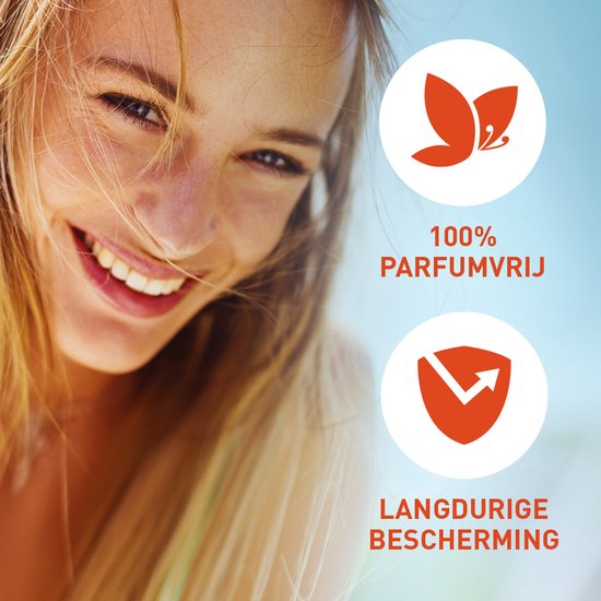 Lachende vrouw met zonnebrandcrème Vision. Met iconen voor 100% parfumvrij en langdurige bescherming.