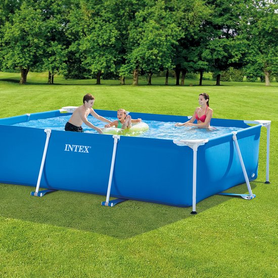 Rechthoekig blauw Intex opzetzwembad met drie kinderen die erin spelen in een groene tuin.