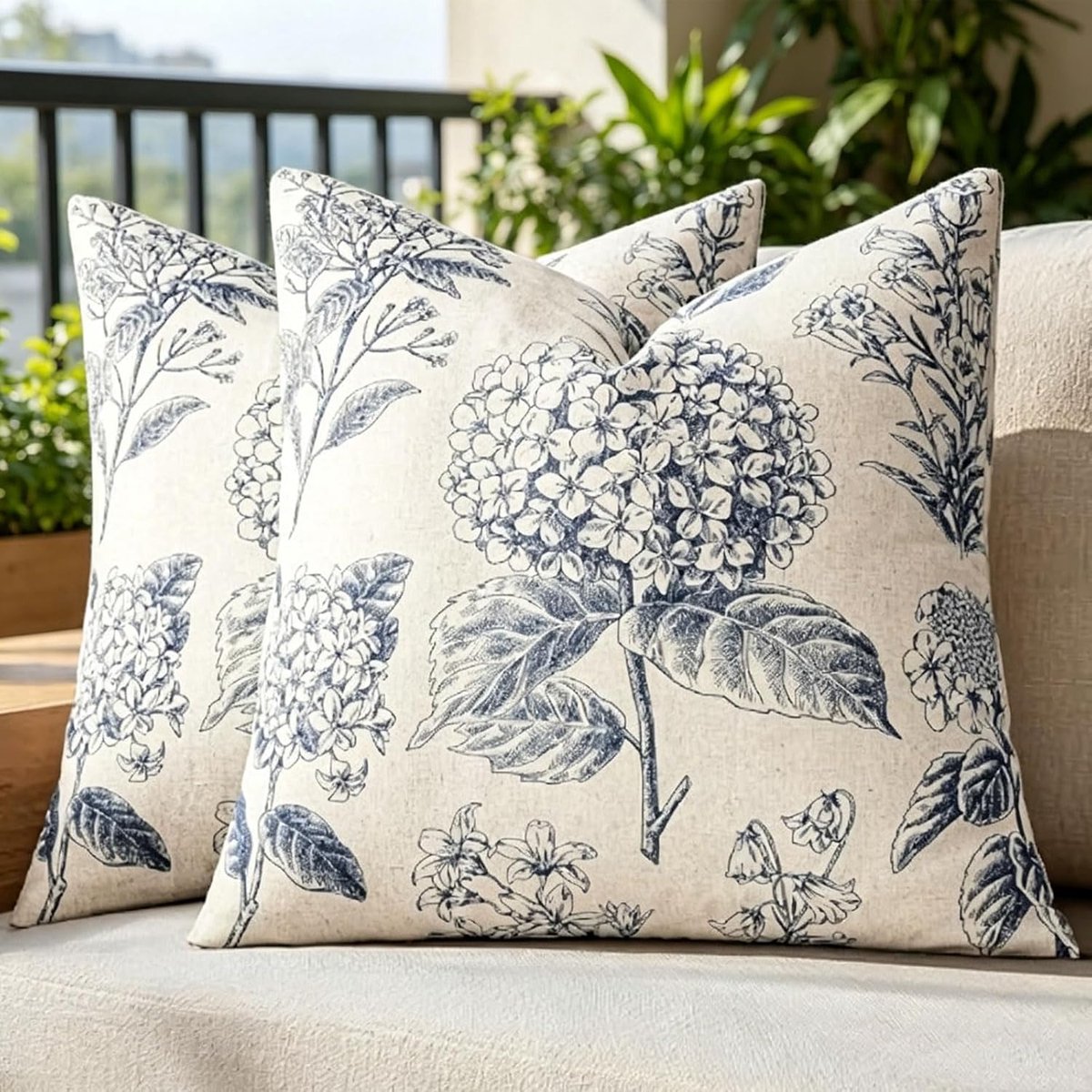 Decoratieve Kussenhoezen 50x50cm - Lichtblau Hydrangea Bloemenprint - Boho Vintage - Creëer een gezellige sfeer - ShopVlot