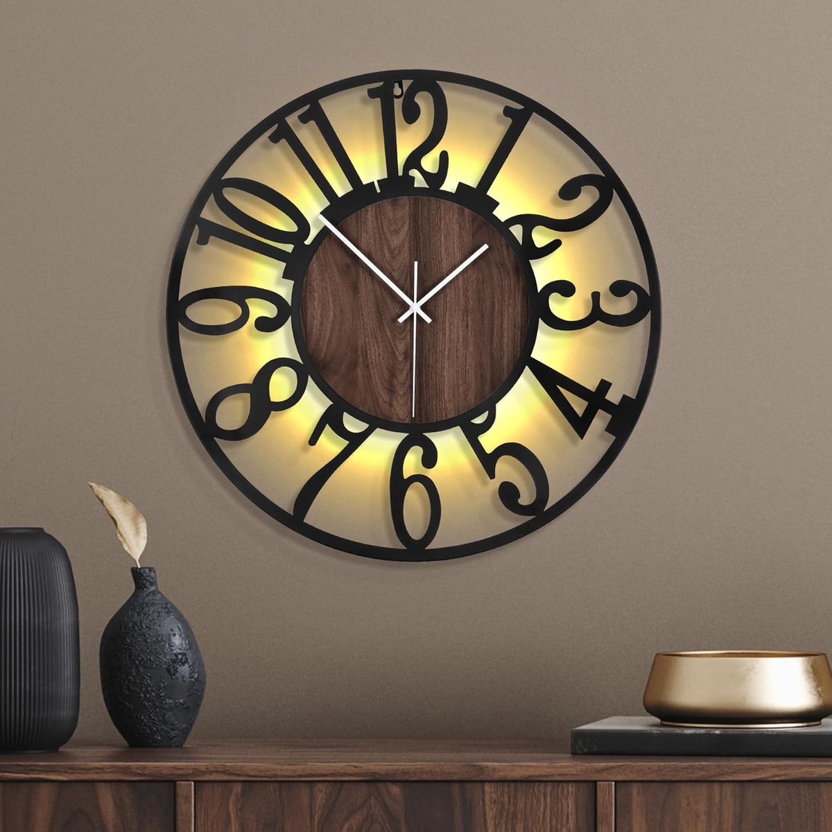SnelShoppen - 50cm Grote Metalen Wandklok met Stembesturing en Lichtsensor, Glow in the Dark, Stil, Batterij Aangedreven Decoratieve Extra Grote Wandk