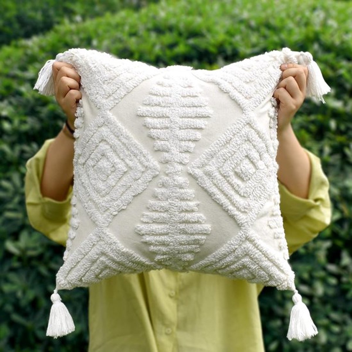 Kussenhoezen voor op de bank in boho-stijl – prachtig vervaardigd met handgemaakte plukjes en dikke katoenen kwastjes – zacht en stijlvol Marokkaans decoratief, 45x45 cm (gerimpeld met lentemotief)