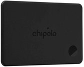 Zwarte Chipolo CARD-tracker met de tekst 'chipolo' erop. Een ronde cirkel is zichtbaar op de hoek.