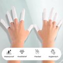 Twee handen met witte vingercondooms, met icoontjes voor waterdicht, kwaliteit, flexibel en hygiënisch.