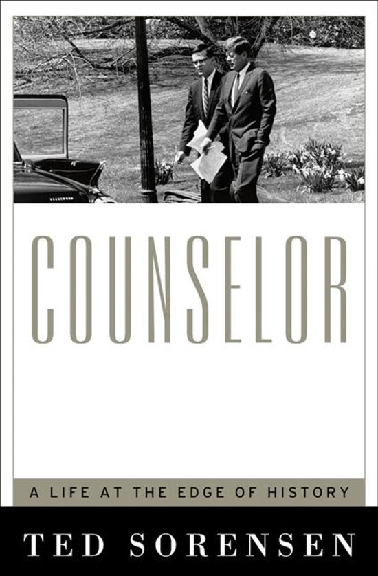 Boekomslag van Counselor, met een foto van John F. Kennedy en Ted Sorensen naast een auto. De titel 'Counselor' staat prominent in het midden.
