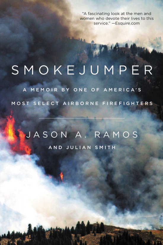 Boekomslag van 'Smokejumper: A Memoir by One of America's Most Select Airborne Firefighters' door Jason A. Ramos en Julian Smith, met een bosbrand op de achtergrond.