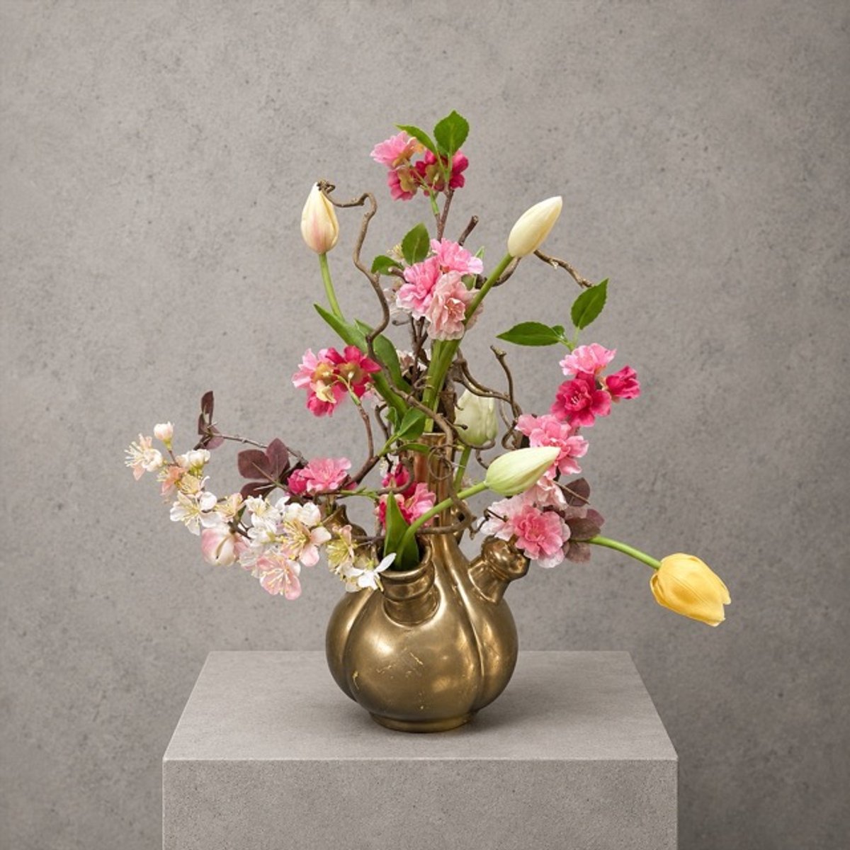 Seta Fiori Kunsttulpen in goud-bronzen tulpenvaas – Seta Fiori peach, roze, goud, creme wit, zacht geel, gr