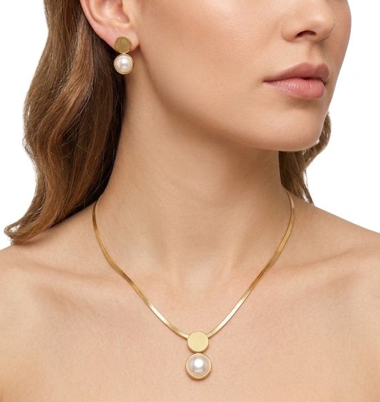 Collier dor et plat avec pendentif rond nacré. Boucles d'oreilles assorties avec perle et accent doré.
