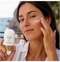 Vrouw met Lancaster Sun Perfect AIR 50 SPF, brengt product aan op gezicht.