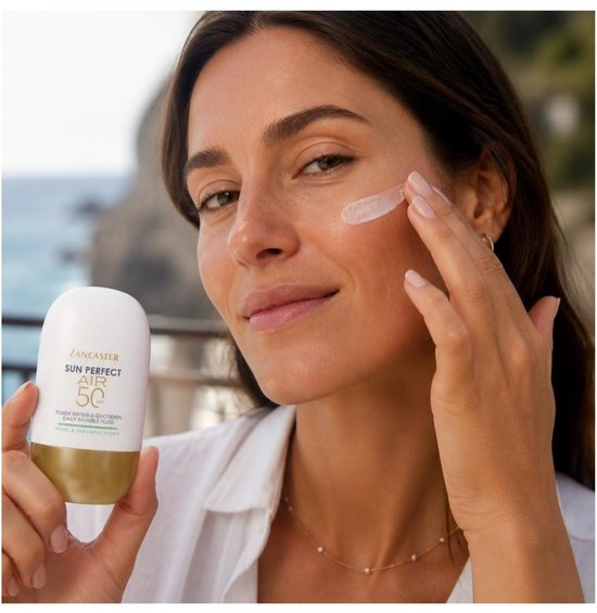 Vrouw met Lancaster Sun Perfect AIR 50 SPF, brengt product aan op gezicht.
