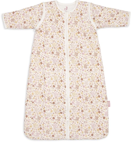 Jollein slaapzak met lange mouwen, lichtroze met een all-over bloemenprint in beige en bruin.