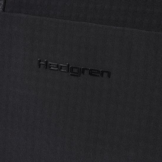 Detail van het zwarte, geweven materiaal van de Hedgren rugzak met logo.