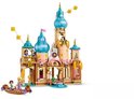 Lego Disney kasteel met Rapunzel, Flynn, Pascal en boot. Pastelkleurig met blauwe torens.