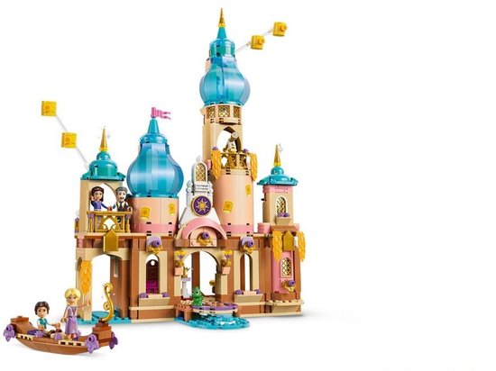 Lego Disney kasteel met Rapunzel, Flynn, Pascal en boot. Pastelkleurig met blauwe torens.