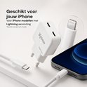 Witte Xedor 20W GaN snellader met twee USB-C poorten, naast een iPhone 12.