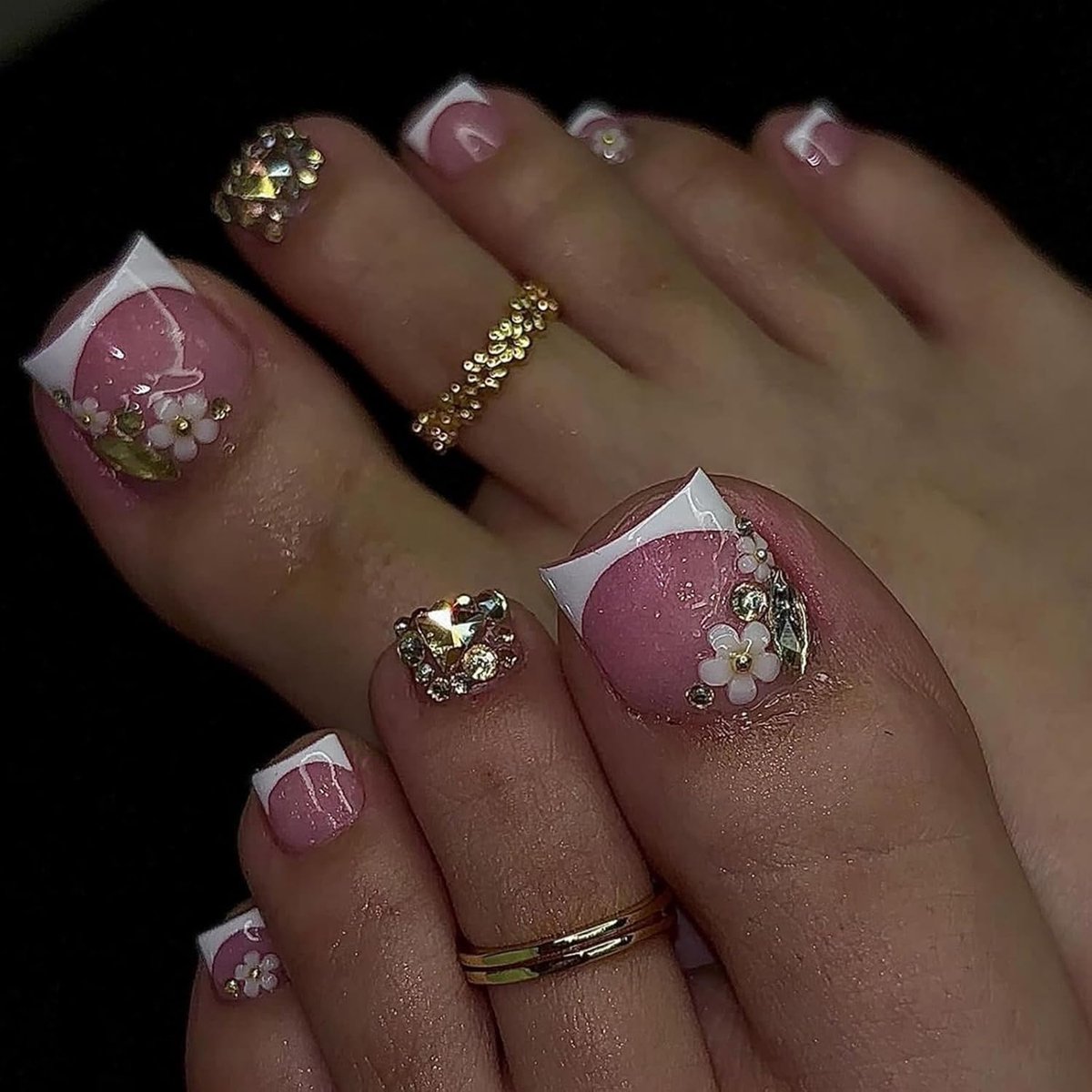 24 stuks Franse tip press-on teennagels, korte vierkante valse teennagels, glanzend roze glimmende gel nepteennagels met bloemen en strass, acryl lente zomer kust strand plak-teennagels voor vrouwen